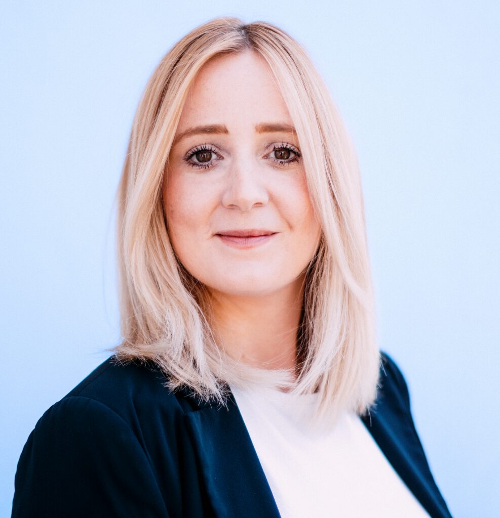 Lena Becker Leitung Verwaltung Amberger Consulting Lena Becker Leitung Verwaltung bei Amberger Consulting, im professionellen Businessporträt.