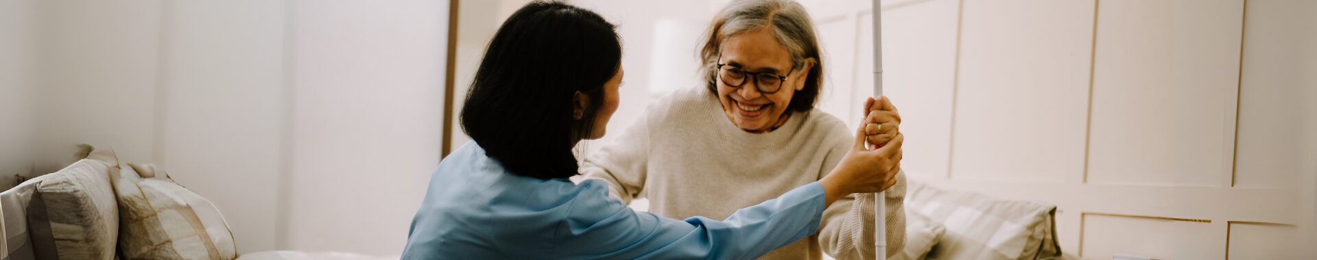 Pflegeberatung Düsseldorf Pflegeberatung in Düsseldorf: Pflegefachkraft unterstützt Seniorin im häuslichen Umfeld.