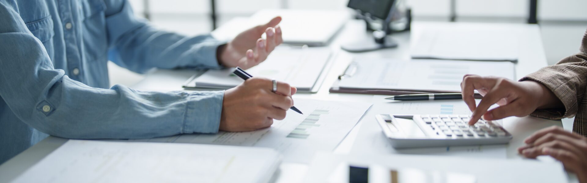 mehrkosten-pflegeeinrichtungen-refinanzieren-header Pflegeeinrichtungen Mehrkosten refinanzieren – Geschäftsführung prüft Kosten und Vergütungsverhandlungen